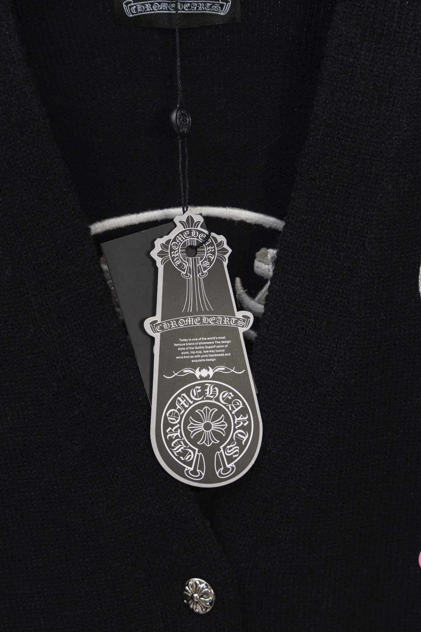 P240 -Chrome Hearts/Chrome Hearts Colorful cross leather cardigan jacket sweater. High weight, high density and high quality. The wool is soft, delicate and skin-friendly. It feels soft and silky. It has excellent warmth and skin-friendly properties. It is custom-woven and dyed without color difference. No matter the fabric or workmanship details, it is better than the ordinary version on the market. -The hardware and zipper accessories are all customized and full of details. Crow autumn and winter super heavy embroidery ➕ positioning leather label long-sleeved knitted cardigan lazy outer wear mid-length sweater -Colour: black white Size: S M L
